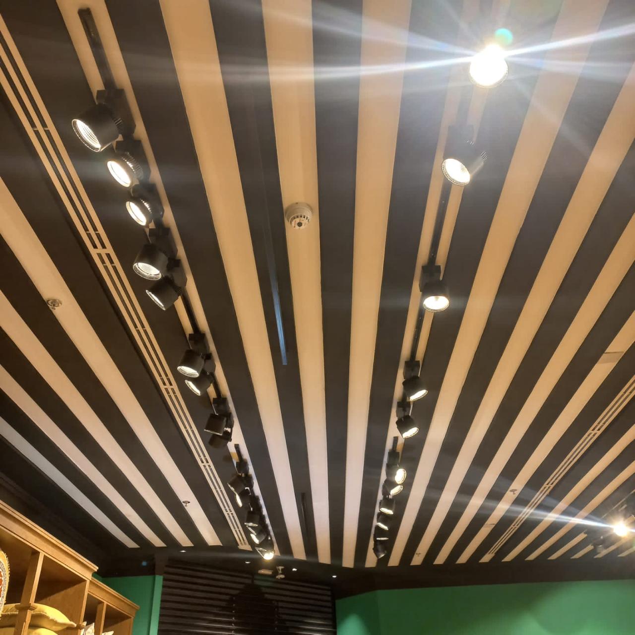 Iluminação comercial em trilhos executada pela Fidelar
